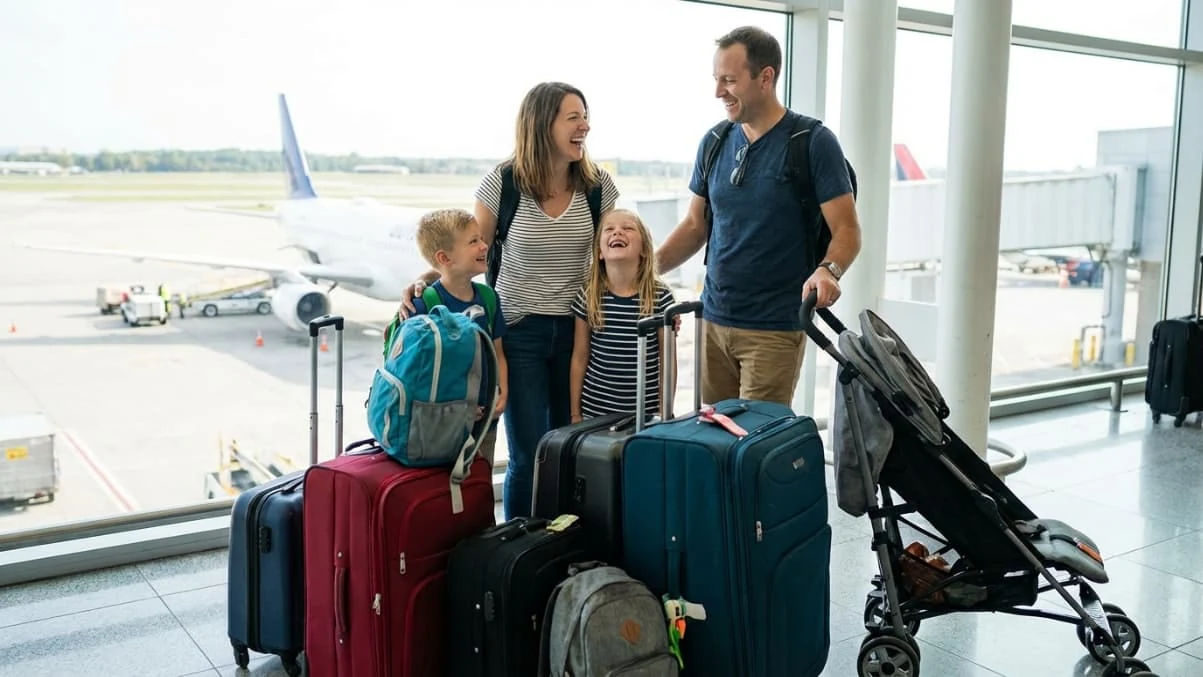 Viajar en Semana Santa 2027 con familia: fechas y consejos Familia viajando en avión durante Semana Santa 2027 con valijas en el aeropuerto lista para sus vacaciones