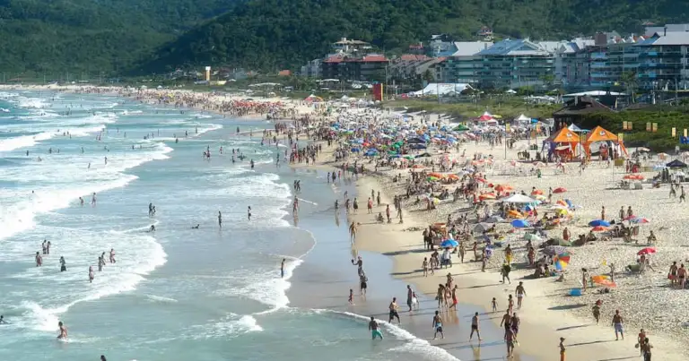 Playa de Canasvieiras en Florianópolis con mar calmo y hoteles frente al mar ideales para familias en 2026