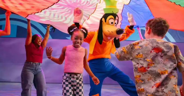 Goofy bailando con niños durante una experiencia interactiva del evento Cool Kids’ Summer en EPCOT