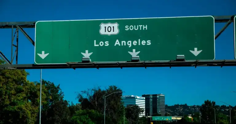 Cartel en autopista rumbo a Los Ángeles durante un viaje por carretera en California.