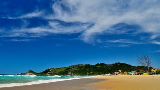 Playa en Florianópolis con mar turquesa y entorno natural, ideal para elegir hoteles familiares frente al mar en 2026
