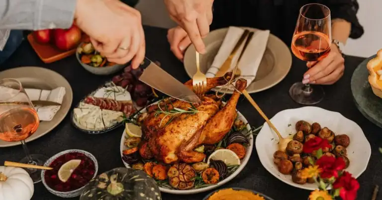 Pavo asado en la cena del Día de Acción de Gracias en Estados Unidos, plato tradicional de Thanksgiving