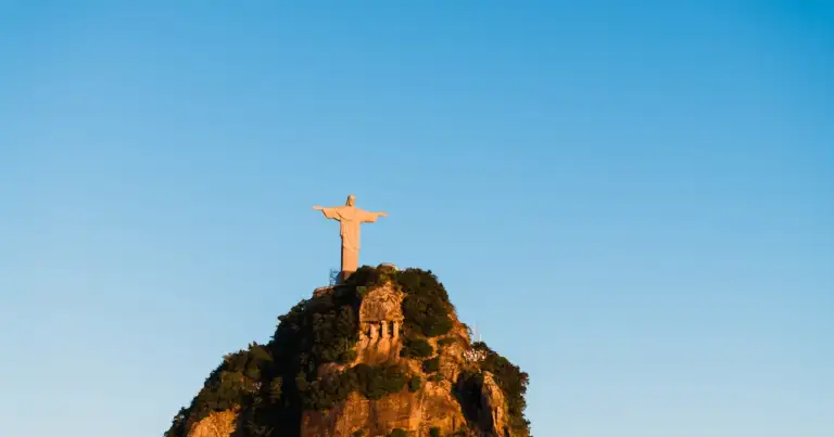 Cristo Redentor en Río de Janeiro al atardecer, referencia clave para elegir dónde hospedarse en 2026