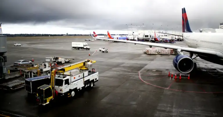 Aviones comerciales en pista de aeropuerto internacional listos para embarque