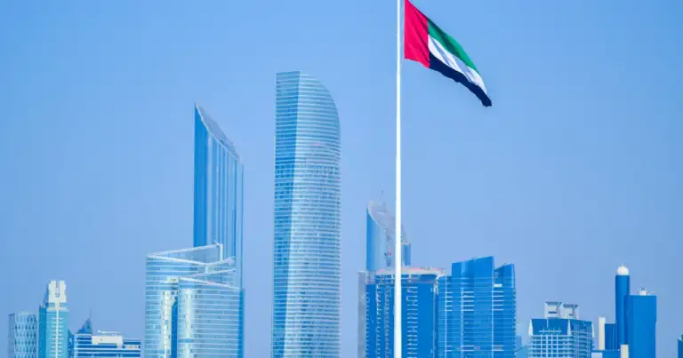 Skyline de Abu Dhabi con bandera de Emiratos Árabes Unidos en medio de la paralización de vuelos en Medio Oriente