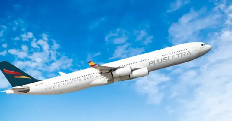 Avión de Plus Ultra en vuelo operando la ruta Buenos Aires Madrid en 2026