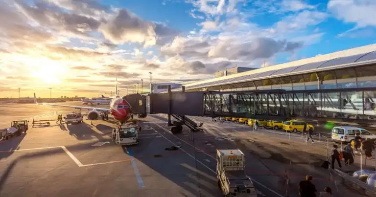 Avión estacionado en terminal de aeropuerto internacional durante operación en uno de los hubs con más tráfico del mundo en 2025