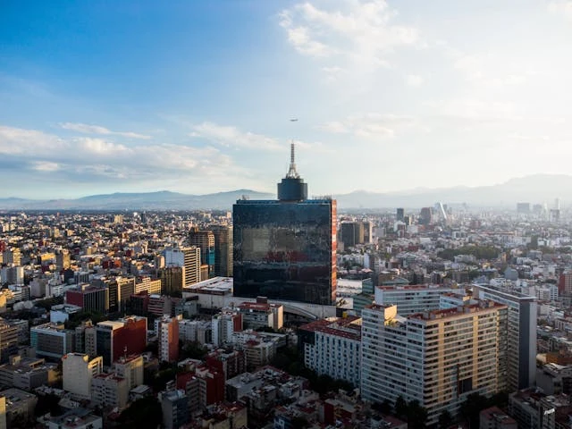 Ciudad de México y vuelos low cost Vista panorámica de Ciudad de México con rascacielos y zona urbana, uno de los destinos más buscados en vuelos low cost dentro del país.