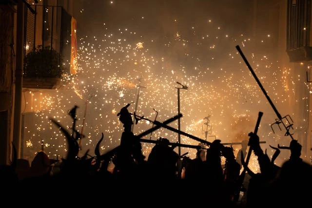 correfoc fiesta de san juan españa fuego y tradiciones correfoc con fuego y chispas durante la celebración de san juan en españa