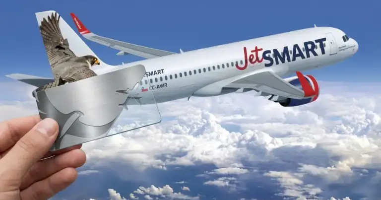 tarjeta de membresia con avion de JetSMART representando vuelos ilimitados