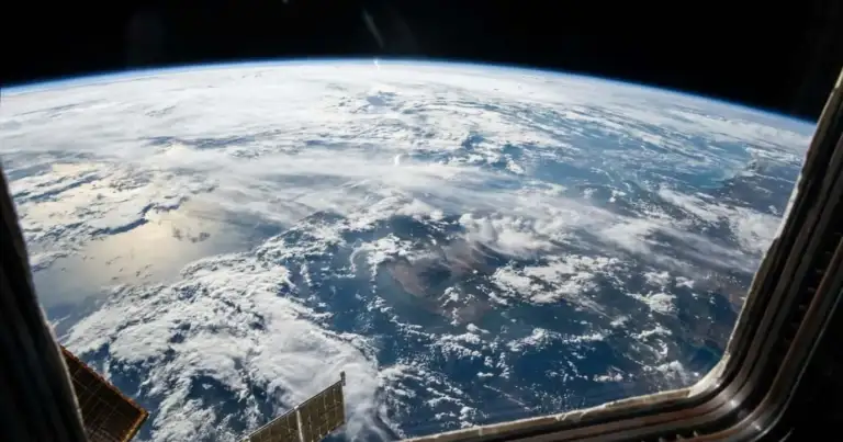 Vista de la Tierra desde el espacio durante un viaje espacial turístico en 2026