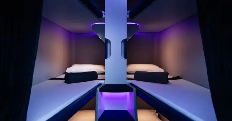 Interior de camas tipo cápsula para pasajeros de clase económica en aviones de Air New Zealand