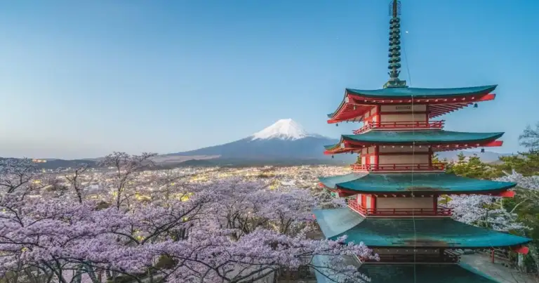 Pagoda Chureito con cerezos en flor y monte Fuji al fondo en Japón, imagen sobre la mejor época para viajar al país.