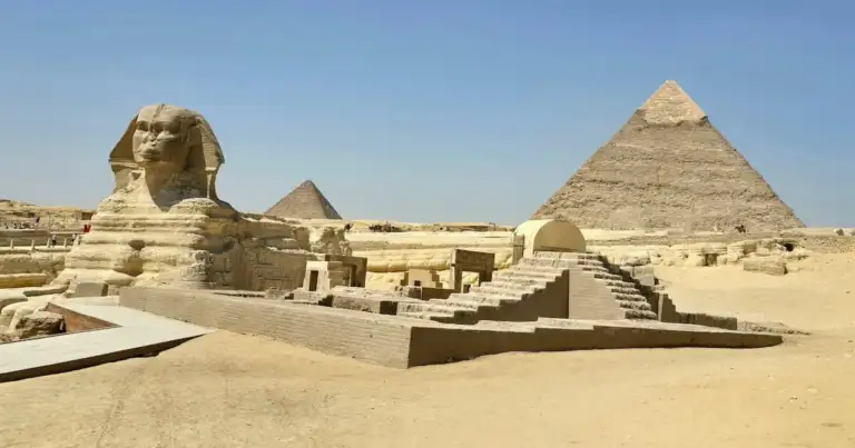 Pirámides de Giza desde la zona arqueológica en Egipto