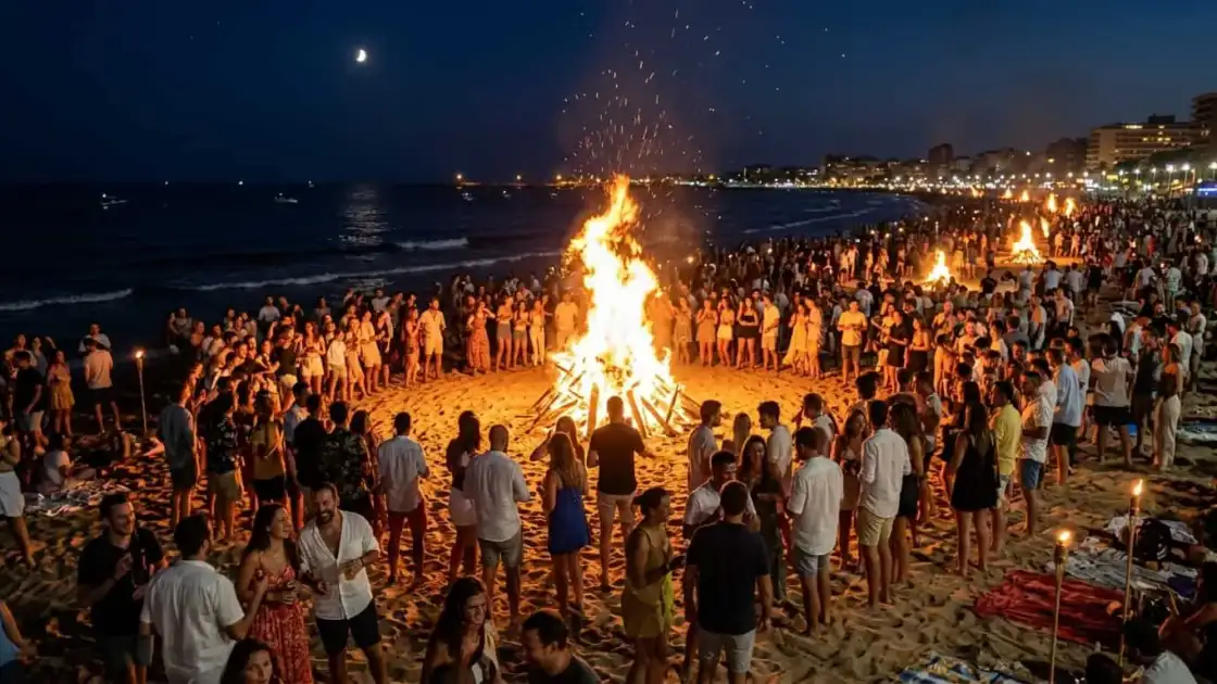 hogueras de la noche de san juan en la playa con gente celebrando