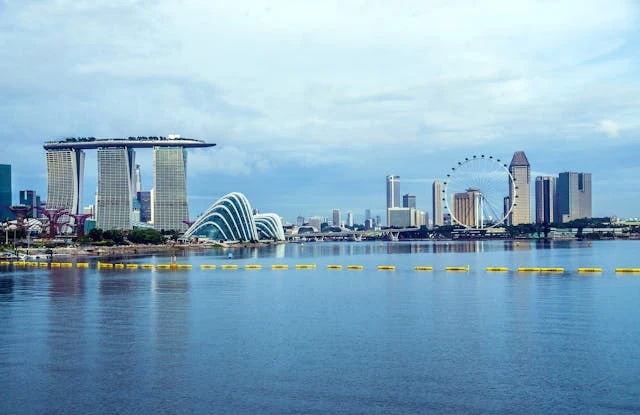 dónde queda Singapur en el mundo vista de Singapur con Marina Bay Sands y la bahía, ejemplo de la ubicación y skyline de esta ciudad en Asia