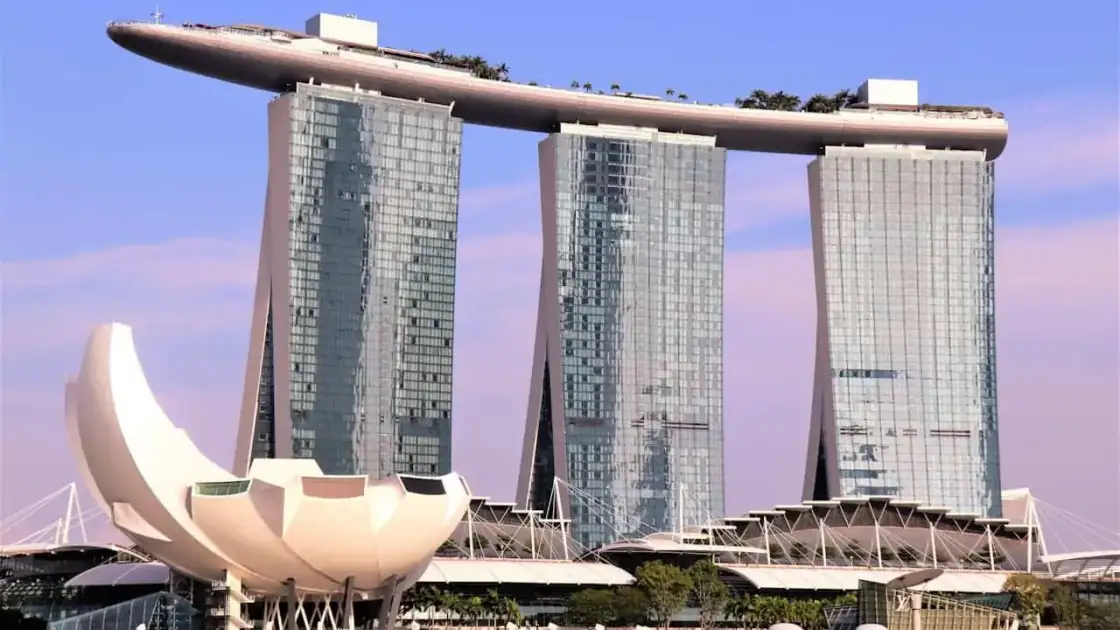 Marina Bay Sands en Singapur, el hotel icónico con piscina infinita sobre tres torres