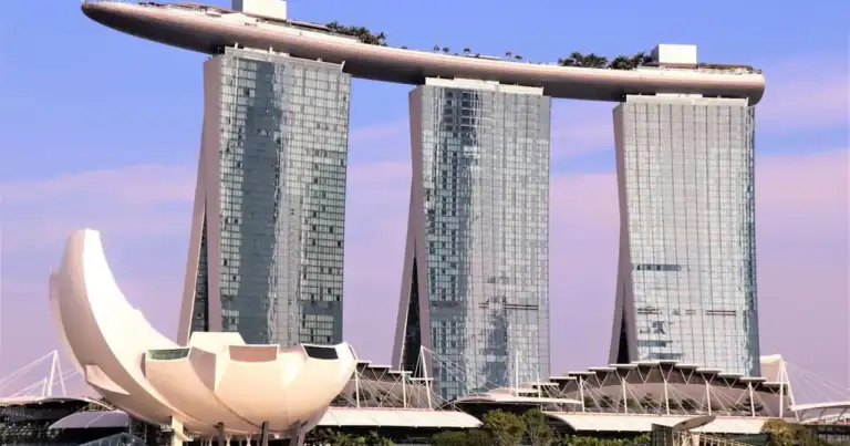 Marina Bay Sands en Singapur, el hotel icónico con piscina infinita sobre tres torres