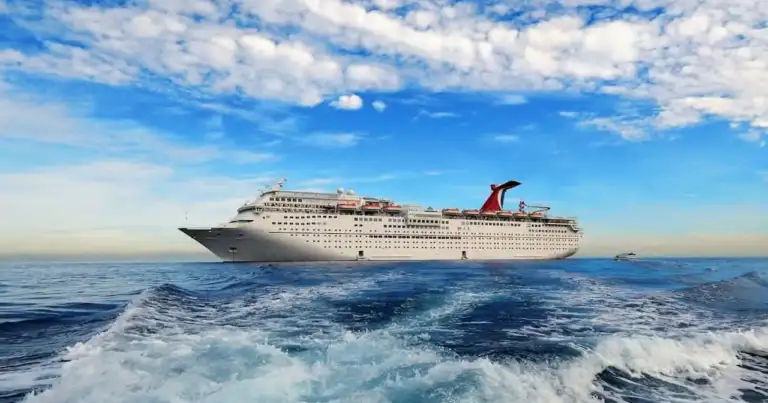 Crucero navegando en mar abierto, ejemplo de viaje donde elegir bien la cabina puede mejorar o arruinar la experiencia