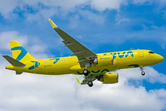 Aerolínea low cost Viva Air Avión de Viva Air en vuelo, ejemplo de aerolínea low cost popular en América Latina para viajes económicos.