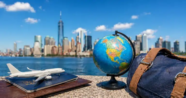 Pasaporte con avión y globo terráqueo frente a skyline de ciudad en Estados Unidos
