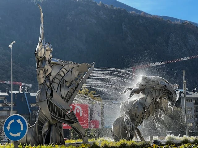 Escultura urbana en Andorra con montañas de fondo, pequeño país entre España y Francia