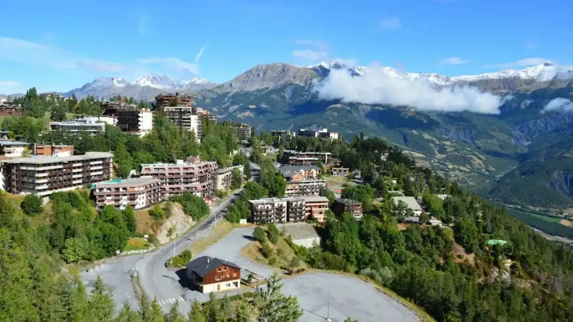 Vista de Andorra la Vella en los Pirineos, capital del país entre España y Francia