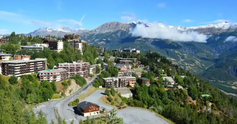 Vista de Andorra la Vella en los Pirineos, capital del país entre España y Francia