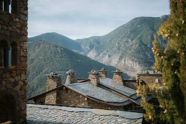 Paisaje de Andorra en los Pirineos, entre España y Francia Paisaje de Andorra en los Pirineos, pequeño país ubicado entre España y Francia en Europa
