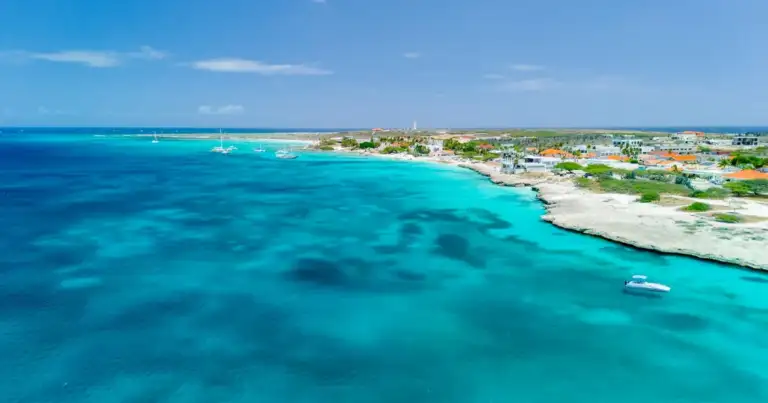 Vista aérea de Aruba con costa, mar Caribe y zona urbana.