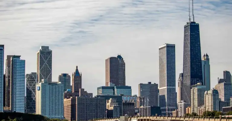 Vista del skyline de Chicago junto al lago Michigan, con rascacielos del centro y la torre John Hancock.
