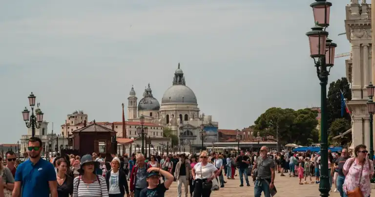 Turistas caminando por la Plaza San Marcos en Venecia, una de las ciudades más caminables del mundo para viajar sin auto.