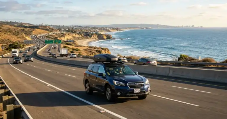 Auto viajando por una autopista costera del sur de California, una ruta habitual para ir de Los Ángeles a San Diego.