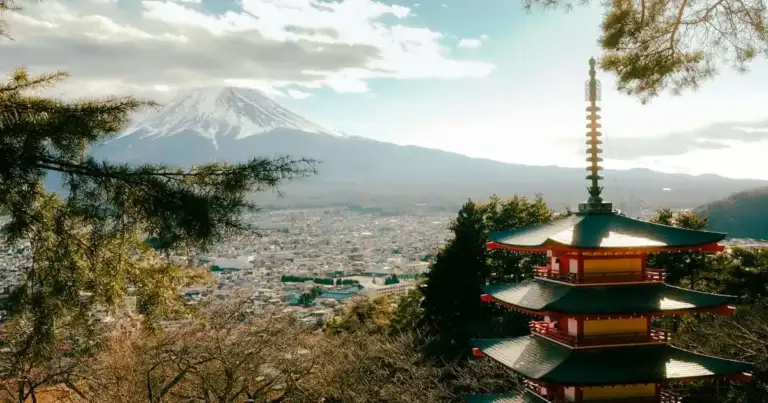 Vista del monte Fuji y una pagoda tradicional japonesa, una postal clásica para planificar cuánto cuesta viajar a Japón.