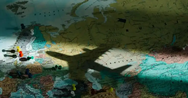 Mapa de Europa con marcadores de viaje sobre distintos países, una imagen que representa la búsqueda de destinos europeos alternativos para evitar multitudes y gastar menos en 2026.