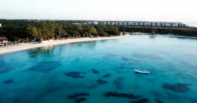 Playa del Carmen en la Riviera Maya, Quintana Roo, México, vista desde el aire junto al mar Caribe.
