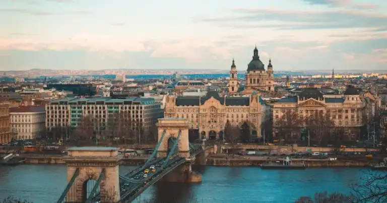 Vista de Budapest con el Puente de las Cadenas sobre el río Danubio y edificios históricos de la capital de Hungría.