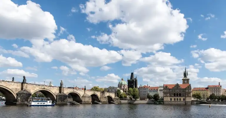 Vista del Puente de Carlos sobre el río Moldava en Praga, capital de República Checa.