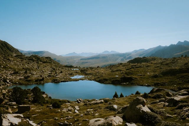 Lago de montaña en Andorra, país ubicado en los Pirineos entre España y Francia