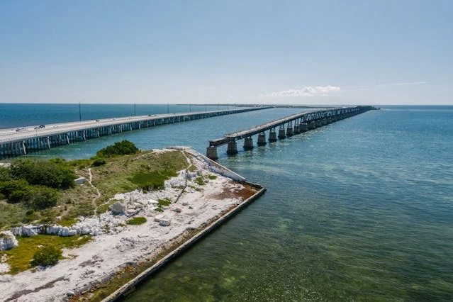 Puentes de la Overseas Highway sobre el mar en los Cayos de Florida, una imagen que muestra parte de la ruta entre Miami y Key West y ayuda a entender la distancia del viaje.