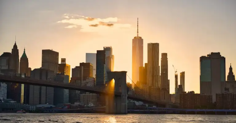 Skyline de Nueva York al atardecer con el puente de Brooklyn y rascacielos de Manhattan.