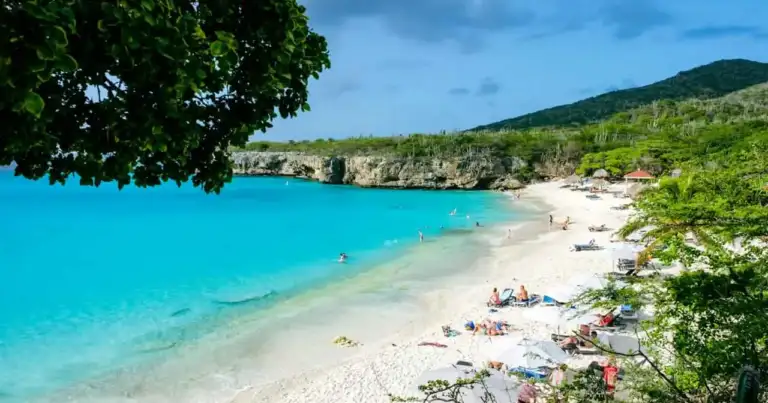 Playa de Curazao con arena blanca y mar turquesa en el Caribe, isla cercana a Venezuela