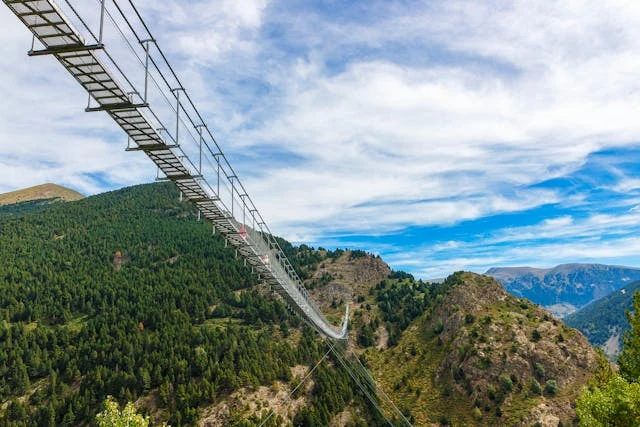 Puente colgante en Andorra, atractivo turístico en los Pirineos Puente colgante en Andorra sobre los Pirineos, atractivo turístico en el país entre España y Francia
