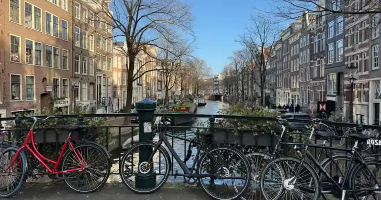 Bicicletas estacionadas junto a un canal de Ámsterdam, una de las ciudades más famosas del mundo para recorrer en bicicleta.