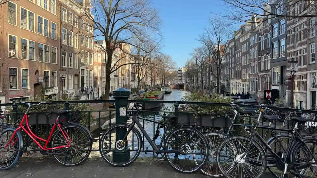 Bicicletas estacionadas junto a un canal de Ámsterdam, una de las ciudades más famosas del mundo para recorrer en bicicleta.