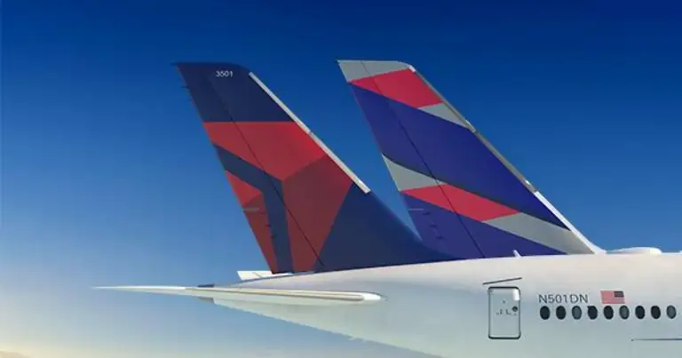 Avión de Delta en vuelo, relacionado con la alianza entre SkyMiles y LATAM Pass para viajar entre Sudamérica y Estados Unidos.
