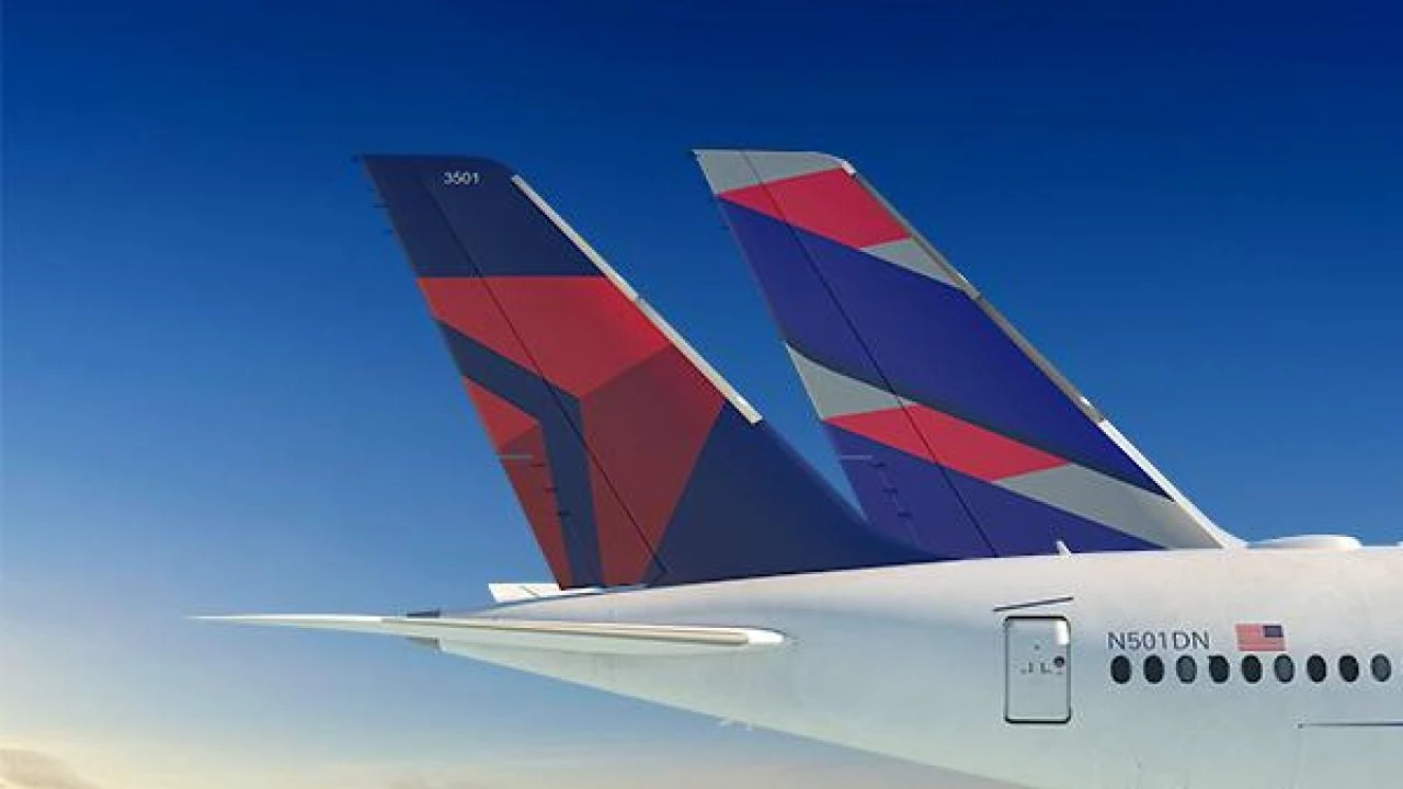 Avión de Delta en vuelo, relacionado con la alianza entre SkyMiles y LATAM Pass para viajar entre Sudamérica y Estados Unidos.