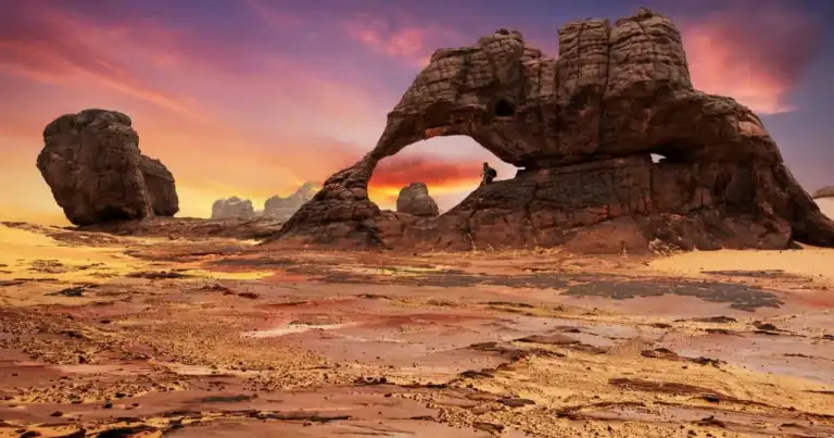 Arco rocoso en el desierto del Sahara en Argelia, uno de los paisajes naturales más impactantes del país.