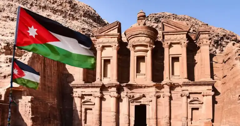 Bandera de Jordania frente al Monasterio de Petra, uno de los sitios arqueológicos más famosos del país.
