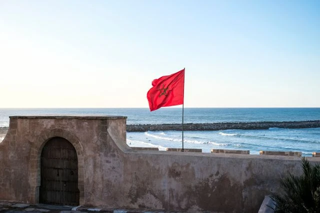 Marruecos frente al océano Atlántico Bandera de Marruecos frente al océano Atlántico, imagen relacionada con una guía sobre dónde queda Marruecos y qué ver.